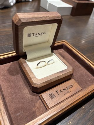 【TANZO.(鍛造指輪)の口コミ】 ジャンパンゴールドとプラチナのミル打ちの結婚指輪。
ダイヤモンドも入れ…