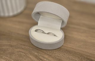 【uchimari(ウチマリ)の口コミ】 地金はプラチナ、形は指に馴染みやすいやわらか八角形、仕上げは鏡面仕上…