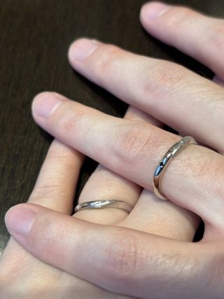 【ケイウノ ブライダル(K.UNO BRIDAL)の口コミ】 写真の説明にもありますが、お互いのイニシャルを表面にタガネ掘りで作り…