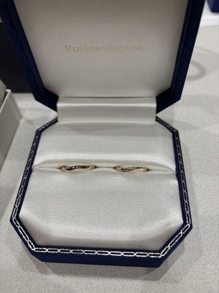 【ヴァンドーム青山(VENDOME AOYAMA)の口コミ】 色々な種類の試着をしましたが、夫もわたしも細めのリングが好きであるこ…
