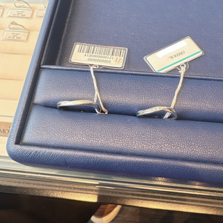 【銀座ダイヤモンドシライシの口コミ】 シンプルだけどデザイン性のある、指の形に合ったウェーブの指輪を探して…