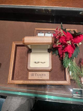 【TANZO.(鍛造指輪)の口コミ】 1番のこだわりは「色味」です。
プラチナやゴールドが一般的に多い中、
TA…