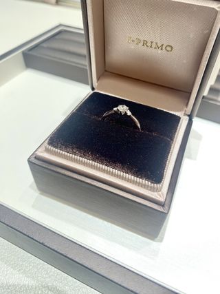 【アイプリモ(I-PRIMO)の口コミ】 少しウェーブがかかった細身のリングデザインで、主張しすぎないデザイン…