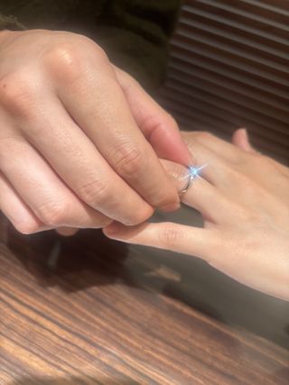 【RosettE(ロゼット)の口コミ】 ダイヤがすごい光っていてデザインがとても可愛いです。
ダイヤの周りもキ…