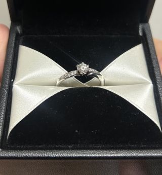 【エクセルコダイヤモンド(EXELCO DIAMOND)の口コミ】 緩やかにウェーブがかかっており、どんな指の人にも合いやすいと思います…