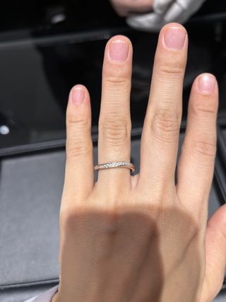 【エクセルコダイヤモンド(EXELCO DIAMOND)の口コミ】 緩やかなウェーブと、横に長く続くダイヤが上品で可愛らしいです。
派手で…