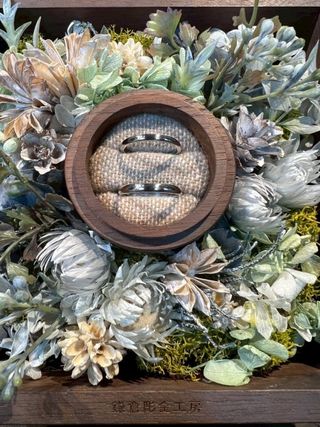 【鎌倉彫金工房の口コミ】 普段使いしやすいようにシンプルなデザインで仕上げました。お互いのリン…