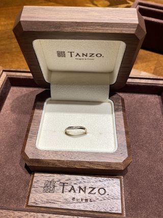 【TANZO.(鍛造指輪)の口コミ】 デザインはキラキラしていて可愛く作れます。石の数やデザインも自分で選…
