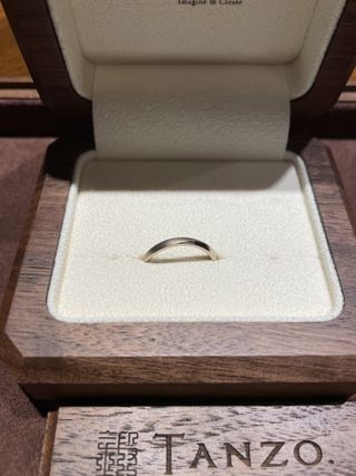 【TANZO.(鍛造指輪)の口コミ】 【指輪のデザイン】
シンプルで普段使い出来てよかったです。厚みなどの細…