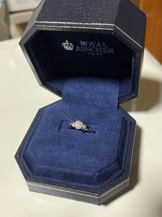 【ROYAL ASSCHER(ロイヤル・アッシャー)の口コミ】 指が綺麗に見えるデザインです！毎日眺めてます♡
主張しすぎないのに、き…