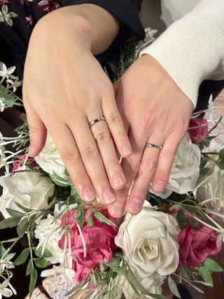【TANZO.(鍛造指輪)の口コミ】 シンプルで王道なキラキラと輝いた結婚指輪を購入しました。仕事柄、手を…