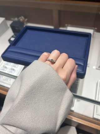 【銀座ダイヤモンドシライシの口コミ】 ダイヤモンドの周りもキラキラしててかわいいです。
金額、見た目、かたち…