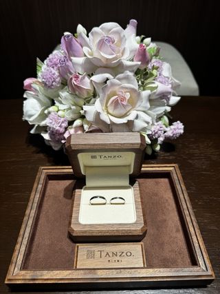 【TANZO.(鍛造指輪)の口コミ】 真ん中が丸く膨らんでいて、上面が平らな形です
ベーシックで飽きにくいよ…