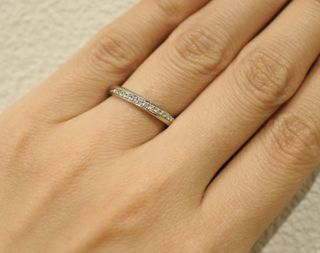 【ROYAL ASSCHER(ロイヤル・アッシャー)の口コミ】 エタニティのようなデザインで、半面にダイヤが埋め込まれています。ダイ…