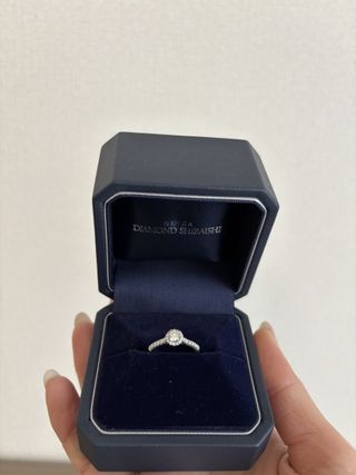 【銀座ダイヤモンドシライシの口コミ】 真ん中のダイヤモンドをダイヤモンドで囲んでいるので、ダイヤモンドが大…