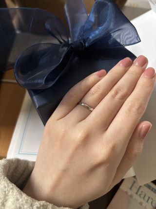 【銀座ダイヤモンドシライシの口コミ】 指輪のデザインは私はシンプルかつ、少しダイヤモンドも散りばめてあるゴ…