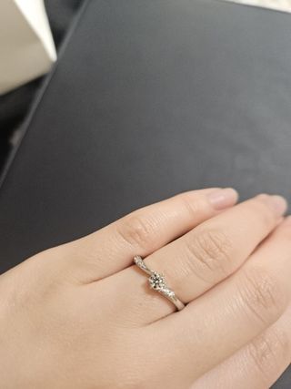 【アイプリモ(I-PRIMO)の口コミ】 ねじれのあるデザインが魅力的です。ソリティアタイプですが、左右につい…