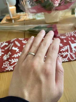 【銀座ダイヤモンドシライシの口コミ】 結婚指輪を選ぶ際、派手な装飾があるものよりも「仕事でもプライベートで…