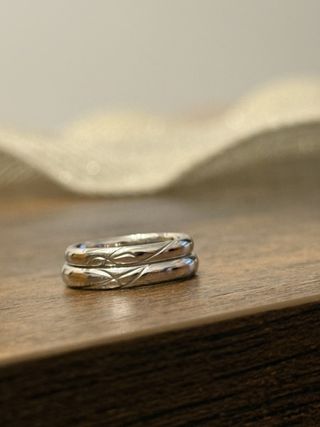 【ケイウノ ブライダル(K.UNO BRIDAL)の口コミ】 指輪のデザインは二人のイニシャルが綺麗に流れて見えるようにしていただ…