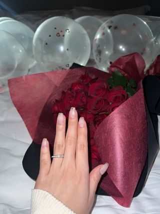 【ラザール ダイヤモンド(LAZARE DIAMOND)の口コミ】 デザインはとてもゴージャスな感じです。普段使いもできるキラキラゴージ…