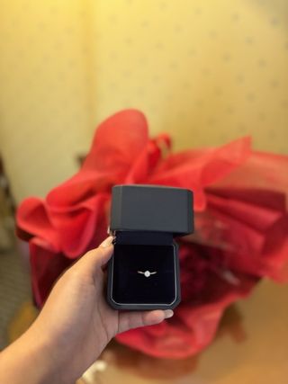 【銀座ダイヤモンドシライシの口コミ】 この指輪は、指が短く太めな私の手でも、指全体をすっきりと細く見せてく…