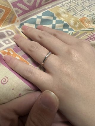 【アイプリモ(I-PRIMO)の口コミ】 プラチナとピンクゴールドの組み合わせが上品で、実際につけてみると肌な…