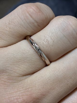 【アイプリモ(I-PRIMO)の口コミ】 素材はブラウンゴールドです。妻は、プラチナかピンクゴールドの指輪を希…