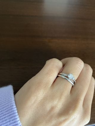 【銀座ダイヤモンドシライシの口コミ】 アシンメトリーのデザインになっており、色々な角度から楽しめます。スト…