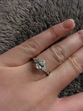 【グラフ(GRAFF)の口コミ】 真ん中に大きめのペアシェイプダイア、サイドに小さめのペアシェイプダイ…