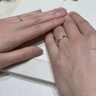 【アイプリモ(I-PRIMO)の口コミ】 女性の指輪には5石のダイヤがあしらわれ、キラキラとさりげなく輝く様子が…