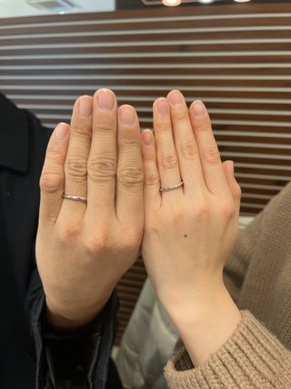 【Ankhore(アンクオーレ)の口コミ】 シンプルですが、王道のストレートの指輪でラインが斜めに入っているので…