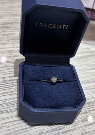 【TRECENTI(トレセンテ)の口コミ】 1石タイプのVenusを選びました。とてもシンプルなデザインですが、ダイヤ…