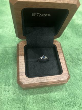 【TANZO.(鍛造指輪)の口コミ】 独特なデザインで、中心のサファイアをダイヤモンドが引き立ててくれてい…