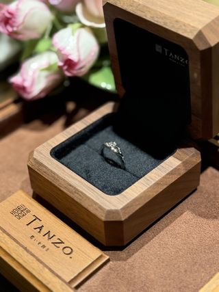 【TANZO.(鍛造指輪)の口コミ】 2人の大切な思い出の場所である東京国際フォーラムの建築的なフォルムを、…