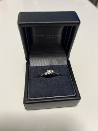 【ラザール ダイヤモンド(LAZARE DIAMOND)の口コミ】 少しウェーブがかかったようなデザインで、着用した時に指が綺麗に見える…