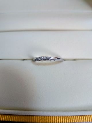 【ケイウノ ブライダル(K.UNO BRIDAL)の口コミ】 気に入っているのは、緩やかな曲線です。緩やかなウェーブデザインが指が…