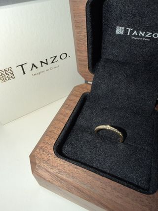 【TANZO.(鍛造指輪)の口コミ】 指輪自体が細く、華奢だがハーフエタニティでダイヤモンドが指の半分埋め…