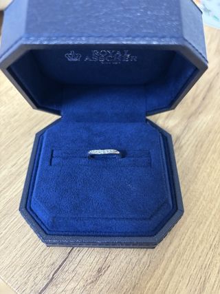 【ROYAL ASSCHER(ロイヤル・アッシャー)の口コミ】 婚約指輪と重ね付けすると凄く美しいです。お値段もお手頃で輝きが良かっ…