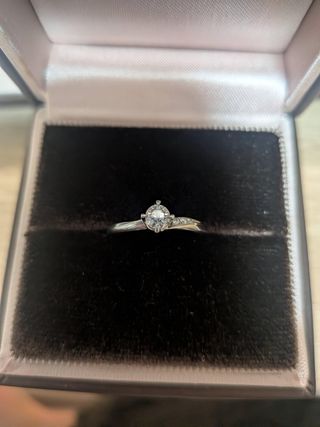 【アイプリモ(I-PRIMO)の口コミ】 センターダイヤモンドの輝きが良いです。アシンメトリーのアームが優しく…