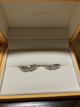 【ケイウノ ブライダル(K.UNO BRIDAL)の口コミ】 結婚指輪なので普段使いができるようにシンプルな形と、裏の刻印のデザイ…