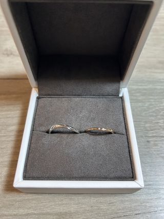 【LOVE NOTESの口コミ】 細身でシンプルなデザインですが、さりげなく入ったダイヤが上品に輝いて…