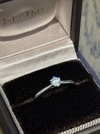 【アイプリモ(I-PRIMO)の口コミ】 シンプルなものを第一条件にして決めました。また、ダイヤの輝きも気にし…