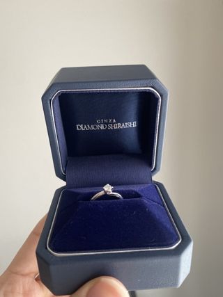 【銀座ダイヤモンドシライシの口コミ】 ウェーブのデザインがさりげなくて、指につけたときのラインがすごくきれ…