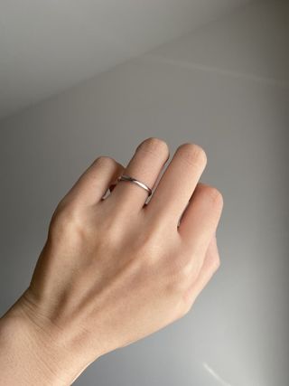 【銀座ダイヤモンドシライシの口コミ】 ウェーブがかったデザインが指に自然になじんで、着けたときのバランスが…