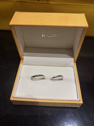【ケイウノ ブライダル(K.UNO BRIDAL)の口コミ】 重ねるとハートになるデザインがとても可愛く、2本を合わせたときに特別感…
