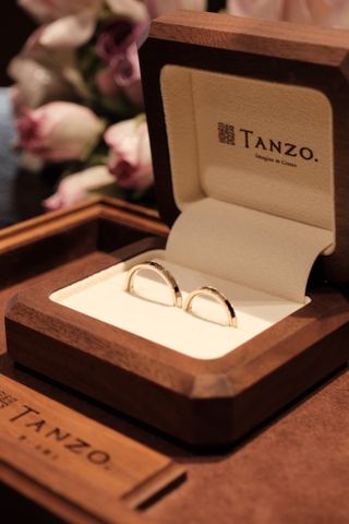 【TANZO.(鍛造指輪)の口コミ】 結婚指輪表面にジュエリーは付いていないものですが、キラキラと華やかな…