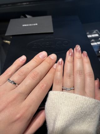 【エクセルコダイヤモンド(EXELCO DIAMOND)の口コミ】 指の形的にV字デザインのものが一番手が綺麗にみえるため、V字デザインの…