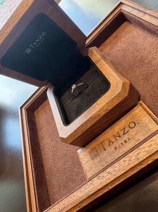 【TANZO.(鍛造指輪)の口コミ】 婚約指輪は天然ダイヤを自分で選べるので納得して選べる
納品時の輝きにと…
