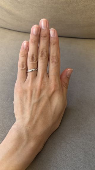 【BRILLIANCE+(ブリリアンスプラス)の口コミ】 いろいろと指輪を探していく中で、THE結婚指輪というプラチナのものだとブ…