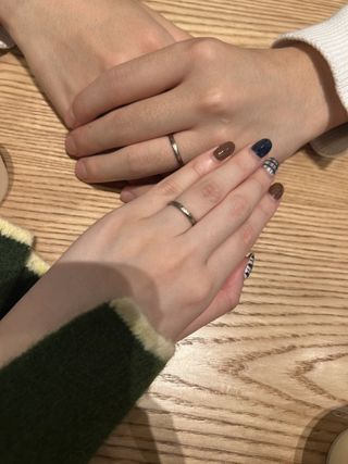 【mina.jewelry(ミナジュエリー)の口コミ】 多面デザインとひねりを組み合わせました。
多面部分はシルク仕上げで、ヘ…